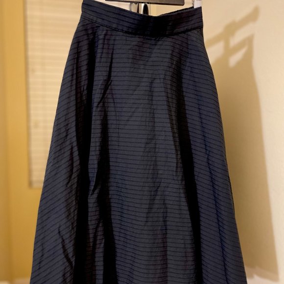 Elegant UNIQLO A-line black skirt - Picture 6 of 9